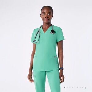 Figs Casma Three pocket scrub top in surgical green size XL